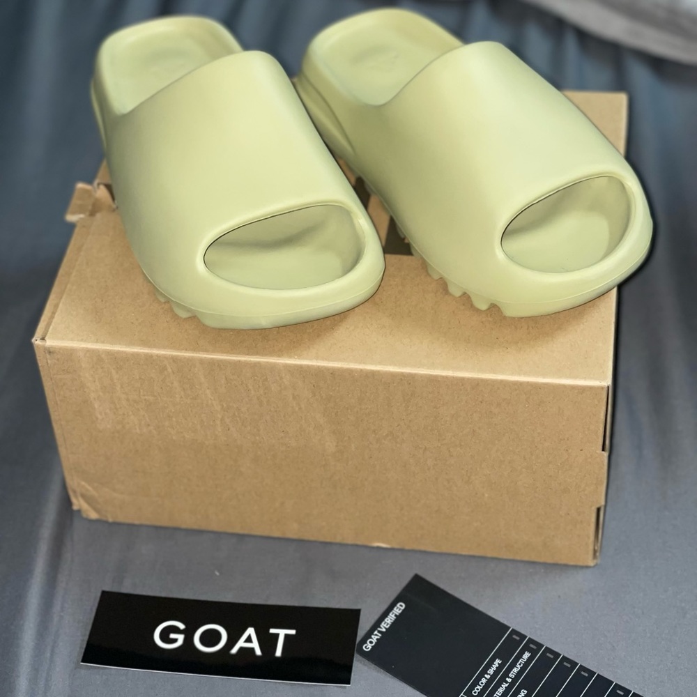 Yeezy slides “Resin” in a size 5